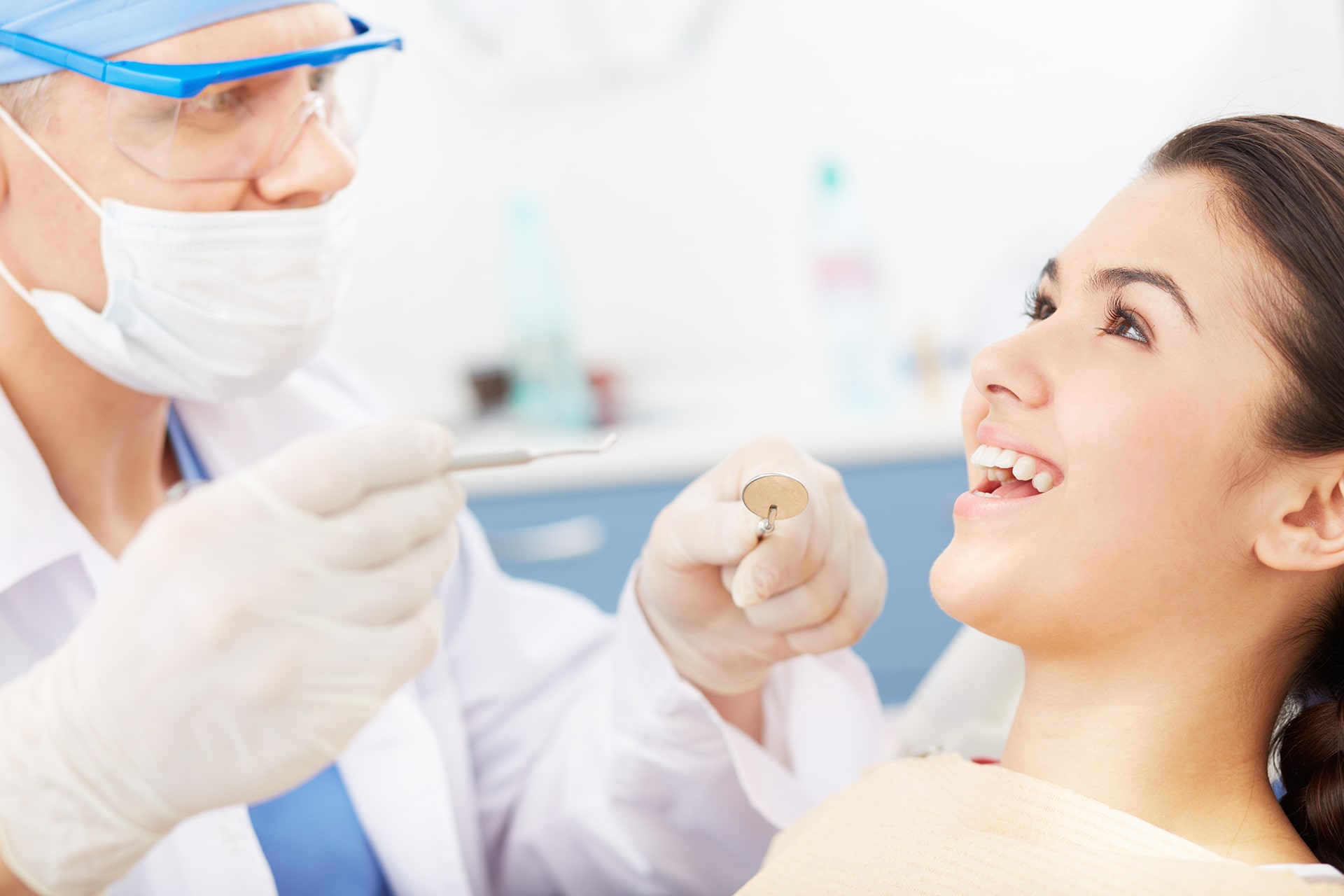 مريضة تبتسم خلال زيارة لطبيب الأسنان